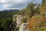 Ideální kombinace krajinného záběru s detailem vegetace v popředí, skalním výchozem a reliéfem okolní krajiny  se podaří zpravidla jen na skalních vyhlídkách. Stolové hory, Polsko. Foto T. Kučera