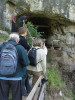 Před portálem Denisovy jeskyně (Altaj, Rusko) stojí archeologové Ofer Bar-Yosef a Liliane Meignen, nad nimi paleogenetik Johannes Krause. Foto J. Svoboda