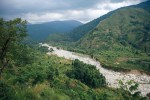 Úpatí hor i svahy položené nad 2 000 m n. m. lidé zbavili původní vegetace a přeměnili na políčka přispívající k erozní nestabilitě krajiny. Řeka Nyamwamba se v r. 2013 rozvodnila, zahynulo přes 70 lidí a zničila stovky domů. Foto F. Pelc