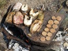 Příprava mezolitického oběda  v rámci akce Odpoledne s humanoidy, která proběhla v dubnu 2013 před  budovou Filozofické fakulty Jihočeské univerzity v Českých Budějovicích. Vpravo orobincové placky.  Foto z archivu M. Divišové