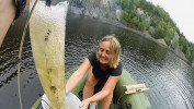 Odběr vzorků vody a planktonu. Vzorky z různých hloubek umožňuje  získat sběrač typu Van Dorn. Foto P. J. Juračka
