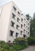 Panelový dům v Kladrubech u Vlašimi, v němž zahnízdil rehek domácí  (Phoenicurus ochruros). Šipka ukazuje vletové okno. Foto L. Hanel
