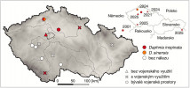 Mapa prostudovaných lokalit.   Barevně jsou označena místa, kde byly  nalezeny druhy hrotnatek z druhového  komplexu Daphnia similis (D. inopinata  nebo D. sinensis). Blíže v textu. Upraveno  podle: M. Ešpandr a kol. (2026)