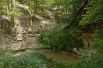Skalní stupeň s občasným vodopádem v horní části levostranné pobočky  Zimořského dolu tvoří amfiteátr   s převislými stěnami. Foto J. Adamovič
