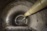  Pohled do nově vyraženého tunelu  pražského metra linky D nedaleko  Krčského hřbitova (Praha 4 – Pankrác),  odkud pochází nález zkameněliny druhu  Soomaspis labutai. Foto M. Valent, použito  s laskavým svolením firmy Hochtief