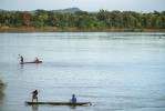 Rybáři na řece Mekong v Laosu lovící ryby vrhacími sítěmi. Foto D. Jablonski