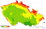 Celková atmosférická depozice dusíku na území ČR v r. 2017. Plošné vyjádření je modelováno podle metody  F. Oulehle a kol. (2016) a založeno  na vztahu mezi národními emisemi, srážkami a geografickou polohou. Orig. T. Chuman