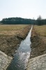 Miletínský potok u obce  Štěpánovice (10 km západně od Třeboně) s upraveným korytem při povodňové události v červnu 2013. Uprave­né přírodní koryto dva dny po kulminaci. Foto D. Pithart