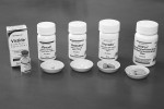 Léky, které zachraňují miliony  životů – přípravky s obsahem látek A. Holého schválené americkým Úřadem pro kontrolu potravin a léčiv (FDA)  k léčbě pacientů infikovaných virem  lidské imunitní nedostatečnosti (HIV) nebo virem hepatitidy B (HBV). Foto z archivu ÚOCHB AV ČR