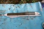 Část vrtu sedimenty bývalého jezera Stará jímka zachycující změnu charakteru sedimentace v době vzniku lesních půd v povodí na počátku holocénu. Tato změna se projevila jako skokové navýšení obsahu organické hmoty (přechod z šedého do tmavě hnědého zbarvení blízko poloviny zobrazeného jádra). Foto D. Vondrák