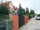 Mezi studované biotopy byly zařazeny také vilové čtvrti – např. v Praze na Břevnově. Foto Z. Preislerová 