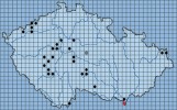 Mapa výskytu raka bahenního  na území naší republiky (černé tečky – stálý výskyt, mezikruží – pozorování  do r. 2000, červená tečka – námi  zjištěné místo výskytu). Podle: K. Chobot a kol. (2014)