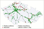 Invaze starčku úzkolistého v České re publice. Mapa byla vytvořena v programovacím jazyce R s použitím údajů o výskytu zájmového druhu (1997–2024) excerpovaných z databáze Pladias a iNaturalistu. Záznamy z iNaturalistu jsou postupně nahrávány do databáze Pladias, proto je jejich počet na mapě vizuálně podhodnocen, aby nebyly duplikovány. Červené čtverce jsou údaje z iNaturalistu, které ještě nebyly do databáze Pladias zpracovány. Údaje z databáze Pladias laskavě poskytl Z. Kaplan. Orig. K. Štajerová a P. Pipek