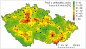 Intenzita rostlinných invazí v České republice vyjádřená prostřednictvím vý­skytu invazních druhů v mapovací síti  6 × 10 zeměpisných minut. Nejinvadovanější je okolí velkých městských aglomerací, těžbou narušená krajina v severních částech země a nížiny velkých řek  v klimaticky teplých oblastech.  Upraveno podle: P. Pyšek a kol. (2012)