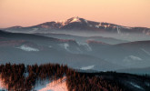 Nejvyšším vrcholem karpatských pohoří u nás je Lysá hora s výškou 1 324 m n. m. I když je jedním z turisticky nejnavštěvovanějších míst v Beskydech s několika stavbami na vrcholu (včetně vysílače), uchovala si jedinečné přírodní hodnoty chráněné v národní přírodní rezervaci Mazák, přírodní rezervaci Lysá hora a PR Malenovický kotel. Foto F. Jaskula