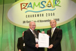 Hony převzal z rukou pana Lee, jihokorejského ministra pro životní prostředí, Recognition of Excellence, udělené  řídícím orgánem Ramsarské úmluvy o mokřadech r. 2008 na 10. konferenci smluvních stran této dohody ve městě Changwonu za celoživotní dílo a podporu vědy o mokřadech a jejich ochrany.  Foto L. Vlasáková