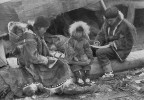 Inuité, obyvatelé mongoloidního původu, ve složených vícevrstevných oděvech nutných k přežití v chladném prostředí původu – v severní části Severní Ameriky a severovýchodní Asie. Foto G. R. King (National Geographic Magazine 1917, 31: 564)