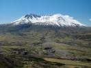 Celkový pohled na sopku  Mount St. Helens v Kaskádovém pohoří (USA), květen 2015. V popředí jsou  patrné mohutné vrstvy sedimentů  sopečného materiálu, poté erodované místními toky. Foto K. Prach