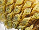Třásněnky druhu Cycadothrips  chadwicki odnášející pyl ze samčí šištice  australského cykasu Macrozamia lucida. Aby se třásněnky přesunuly na samičí šištice, samčí šištice se zahřeje až na 40 °C a silně voní po monoterpenu myrcenu. Na spodní straně mikrosporofylů  vidíme pylové váčky. Foto I. Terry