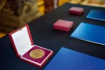 Oslavy 100 let České geologické služby vyvrcholily 17. října 2019  slavnostním seminářem, který se konal v prostorách Národního muzea v Praze.  Současný ředitel ČGS Zdeněk Venera  při této příležitosti předal medaili prof. dr. h. c. Cyrila Purkyně Janu Čurdovi, Tomáši Pačesovi, Josefu Klomínskému a Jiřímu Křížovi jako ocenění za celo­životní zásluhy a budování jména ČGS. Foto P. Neubert