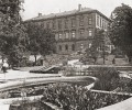 Budova Botanického ústavu UK  s přilehlou botanickou zahradou. Literární atlas československý 2., Ministerstvo školství a národní osvěty, ČAVU, Prometheus, B. Vavroušek, ed., Praha 1938