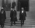 Prezident Tomáš Garrigue Masaryk v doprovodu autora první české učebnice histologie, která získala mezinárodní ohlas, a tehdejšího ministra zemědělství Otakara Srdínka (1875–1930) po slavnostním otevření Ústavu pro histologii a embryologii 16. dubna 1926 v Praze na Albertově (dnešní Purkyňův ústav). Archiv Univerzity Karlovy