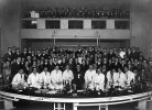 Histolog, embryolog a politik prof. MUDr. Otakar Srdínko (1875–1930, vpředu uprostřed)  mezi svými asistenty a posluchači v nově  otevřené budově  Ústavu histologie  a embryologie  na Albertově v Praze (dnešní Purkyňův ústav) v r. 1926. Foto: Archiv Univerzity Karlovy