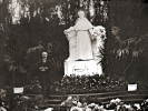 Edward Babák (1873–1926) při proslovu před památníkem Gregora Johanna Mendela na Starém Brně u příležitosti oslav jeho 100. výročí narození v r. 1922. Foto: Moravské zemské muzeum, Brno