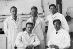 Jaroslav Kříženecký (1896–1964, sedící vlevo) a jeho spolupracovníci v laboratoři sekce plemenářské biologie při Zemském výzkumném ústavu  zootechnickém v Brně Boris Kostomarov, Fedor Alex Diakov a Jan Podhradský (stojící zleva) na společné fotografii u příležitosti pracovní návštěvy  Kazimierza Wodzického z Krakova  (sedící vpravo) v r. 1934. Snímek z rodinného archivu J. Kříženeckého