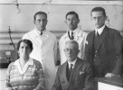 Vladislav Růžička (1870–1934,  vpředu) při návštěvě v laboratoři sekce plemenářské biologie při Zemském výzkumném ústavu zootechnickém v r. 1925 v doprovodu svého žáka  Jaroslava Kříženeckého (stojící vpravo), který tehdy na toto pracoviště nastupoval.  Foto z rodinného archivu J. Kříženeckého