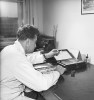 Jaroslav Weiser (1920–2012), žák Otto Jírovce (1907–1972) a tvůrce školy patologie hmyzu v Biologickém ústavu ČSAV v r. 1958; na počátku jeho směru stála zásadní společná práce s Bohumírem Rosickým o insekticidech a medicinální entomologii Boj s hmyzem (1951–52). Jaroslav Weiser u preparátů, 12. srpna 1958; foto: Jiří Plechatý; MÚA, A AV ČR, fond Reportáže ČSAV a AV ČR, sign. FOP 98, č. 6.