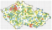 Hnízdní rozšíření sýčka obecného (Athene noctua) v České republice v letech 1973–77 (žlutě), 1985–89 (modře) a 2014–17 (červeně). Upraveno podle: Celostátní mapování hnízdního rozšíření ptáků v ČR. Fakulta životního prostředí ČZU v Praze a Česká společnost ornitologická