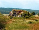 Zbytek travertinové kupy Hrádok v Gánovcích na Slovensku po intenzivní těžbě od r. 1880 až do konce 20. let 20. stol. (stav k r. 2016). Foto M. Sabol