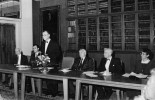 O vytvoření Učené společnosti České republiky se rozhodlo v pražském Karolinu 10. května 1994. Zleva: Otto Wichterle, tehdejší ministr školství Ivan Pilip, Josef Koutecký, rektor Univerzity Karlovy Karel Malý, Rudolf Zahradník a Helena Illnerová. Foto: Masarykův ústav a Archiv Akademie věd ČR, fond Reportáže ČSAV a AV ČR, sign. FOP 560, č. 9