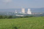 Pohled ze severních svahů Českého středohoří ke Krušným horám, v údolí elektrárna Ledvice. Foto M. Říha
