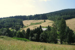 Také tato louka v Neratově je ohrožena výstavbou, porušující krajinný ráz rozptýlené stávající zástavby. Foto M. Říha