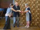 Otakar Brázda přijal Cenu Antonína Friče od Heleny Illnerové (vpravo). Na snímku také Pavla Doubková z redakce Živy. Všichni ocenění kromě diplomů podle grafického návrhu Jana Franty s ilustracemi z prvních čísel Purkyňovy Živy obdrželi knihy Nakladatelství Academia. Foto J. Landergott
