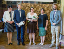Slavnostní odpoledne v Lannově vile zahájila paní předsedkyně Akademie věd Eva Zažímalová (vlevo), která také předala Purkyňovu cenu Živy Danielu Vondrákovi a Anně Tiché (uprostřed). K blahopřání se připojili šéfredaktorka Jana Šrotová a předseda redakční rady Jan Votýpka (vpravo). Foto J. Landergott