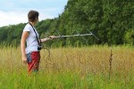 Přijímač a anténa – důležité vybavení při radiotelemetrickém sledování jedince označeného vysílačkou. Foto M. Hykel