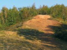 Vrchol odvalu Ema z jihozápadní strany a pohled na vyhořelou horninu  na povrchu. Foto J. Hodeček