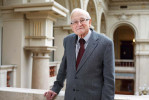 Prof. Rudolf Zahradník v sídle Akademie věd na Národní třídě v Praze. Snímek z 19. prosince 2012. V letech 1993–2001 zde působil jako první předseda nově vzniklé Akademie věd České republiky a ani poté nepřestal jako čestný předseda pravidelně docházet do své kanceláře v prvním patře budovy. Foto S. Kyselová, AV ČR