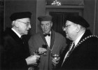 Po udělení dr. h. c. Univerzity Karlovy v r. 1998. Zleva Rudolf Zahradník,  tehdejší prorektor UK prof. Josef Koutecký a první prorektor pro zahraniční styky UK prof. Zdeněk Lojda. Foto z archivu R. Zahradníka