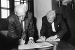S prof. Otto Wichterlem při podpisu Deklarace Učené společnosti České republiky na její ustavující schůzi  10. května 1994. Foto Masarykův ústav a Archiv AV ČR, Fond O. Wichterle