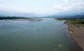 Řeka Chorokhi před vyústěním do Černého moře poblíž Batumi, v pozadí poslední výběžky Malého Kavkazu. Foto V. Kalníková