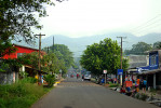 Sontecomapan dnes, hlavní ulice svažující se k malému přístavišti u laguny. V pozadí kopce pohoří Los Tuxtlas. Foto L. Pytloun, 2018