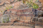  Páskované železné rudy souvrství Brockman v národním parku Karijini, Fortescue Falls, Západní Austrálie, 2,49 až 2,46 miliardy let. Foto G. Churchard. Převzato z Wikimedia Commons, v souladu s podmínkami použití (https://commons.wikimedia.org/wiki/File:Banded_iron_formation_Dales_Gorge.jpg)