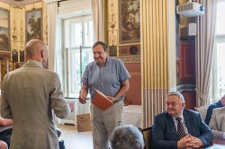Zvláštní ocenění pro V. Hanáka převzal Miloš Anděra od Vladimíra Dolejského. Foto P. Jáchimová, AV ČR