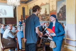 Lukáš Janošík obdržel Cenu Živy do 25 let, blahopřála mu Markéta Pravdová. Foto P. Jáchimová, AV ČR