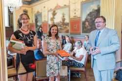 Oceněné Lenka Petráková a Eva Líznarová (obě Cena Živy 26–30 let) s předávajícím Martinem Bilejem. Foto P. Jáchimová, AV ČR