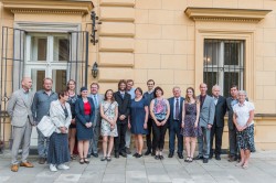 Společná fotografie oceněných s předávajícími a se zástupci redakce a redakční rady Živy na terase vily Lanna, reprezentačního prostoru Akademie věd ČR, v pražské Bubenči. Zleva: náměstek ministra životního prostředí Vladimír Dolejský, Roman Hobza (Zvláštní ocenění), místopředsedkyně Vědecké rady AV ČR Blanka Říhová, Lenka Petráková (Cena Živy 26–30 let), členka Akademické rady AV ČR Markéta Pravdová, člen předsednictva Akademické rady AV ČR Martin Bilej, Eva Líznarová (Cena Živy 26–30 let), předseda redakční rady Živy Jan Votýpka, člen redakční rady Živy Miloš Anděra (převzal Zvláštní ocenění za V. Hanáka), šéfredaktorka Živy Jana Šrotová, Lukáš Janošík (Cena Živy do 25 let), Hana Šimková (Zvláštní ocenění), místopředseda Akademické rady AV ČR pro II. vědní oblast a předseda Učené společnosti ČR Zdeněk Havlas, Tereza Veselská (Cena Živy 26–30 let), Ondřej Koukol (Purkyňova cena), dřívější předseda redakční rady Živy Pavel Kovář, Petr Ráb  (Cena Antonína Friče), dřívější předsedkyně AV ČR a členka redakční rady Živy Helena Illnerová. Foto P. Jáchimová, AV ČR